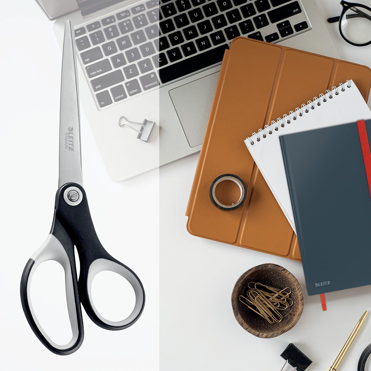 Svarta sax Leitz Quality Titanium 205mm på skrivbord med laptop och kontorsmaterial
