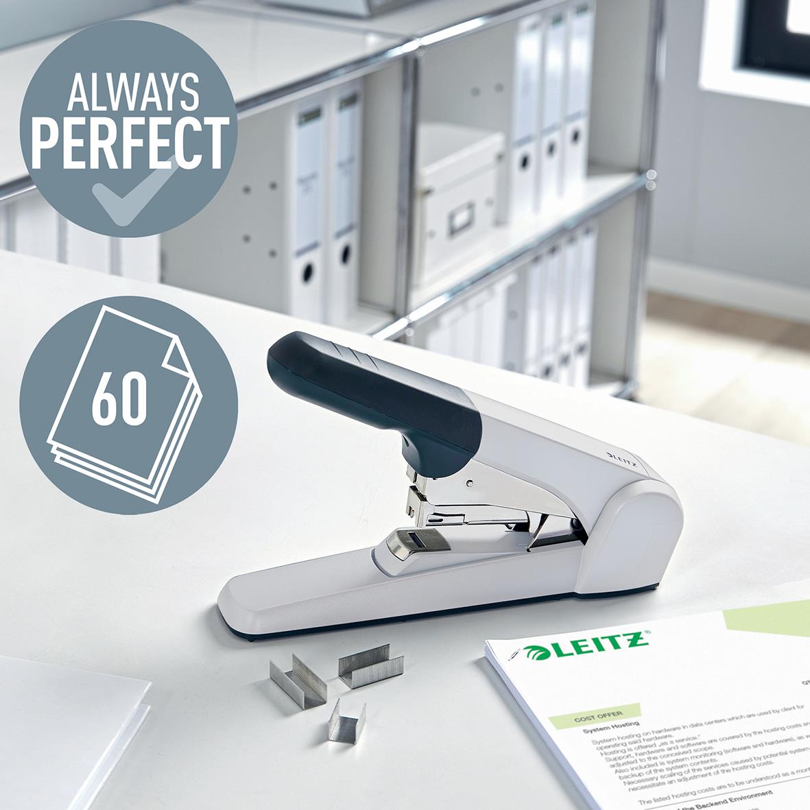 Häftapparat Leitz 5552 Flat Clinch Helstapel för 60 ark, grå, på skrivbord i kontorsmiljö