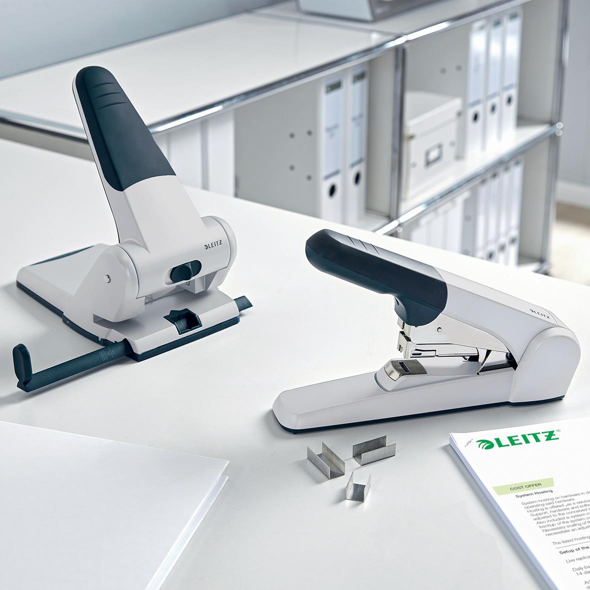 Häftapparat Leitz 5552 Flat Clinch Helstapel för 60 ark i grå färg på skrivbord