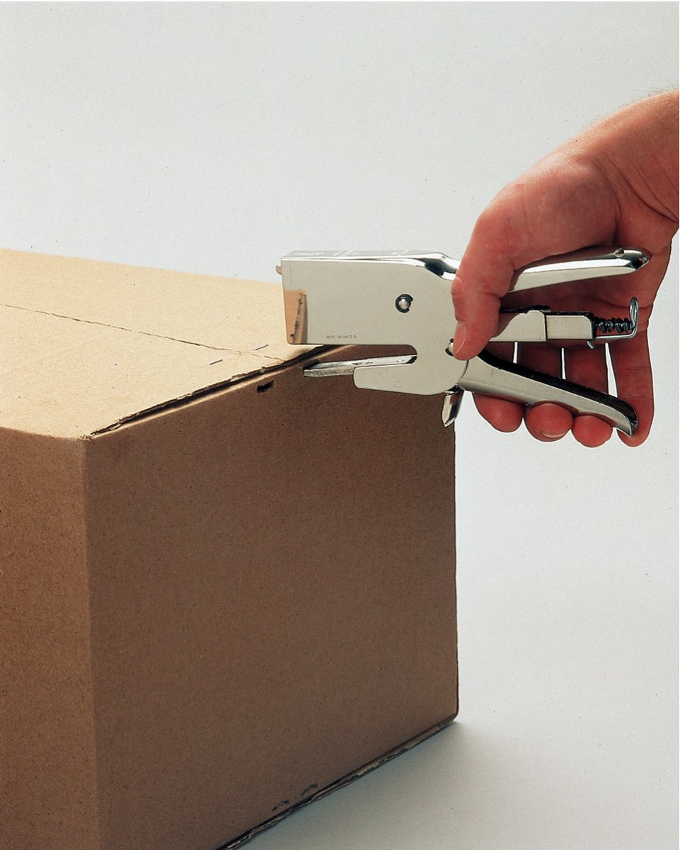 Hand som använder häftpistol Rapid K1 50 Ark för att fästa kartong
