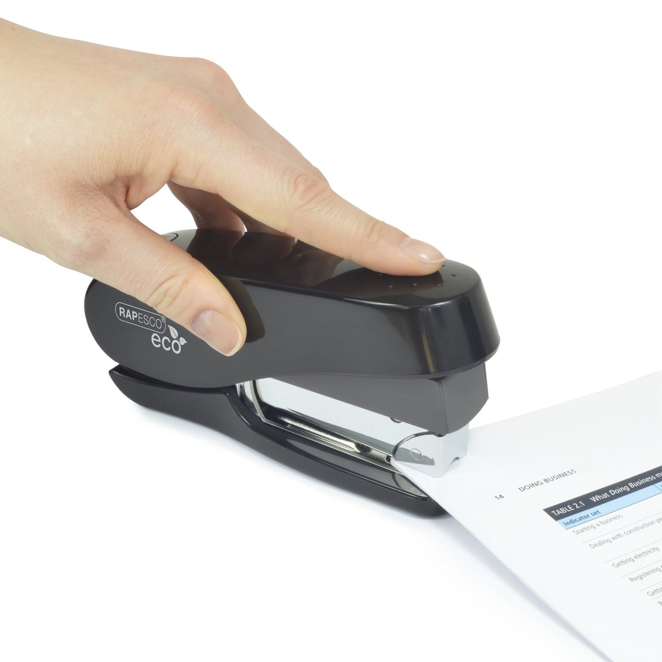 Häftapparat Rapesco Luna ECO halvstapel för 50 ark, svart, i användning