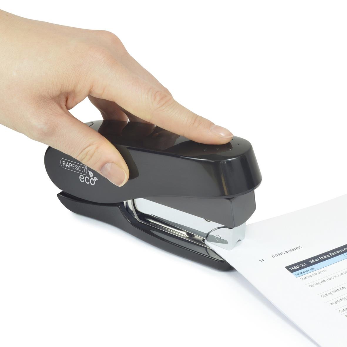Häftapparat Rapesco Luna ECO halvstapel för 50 ark, svart, i användning
