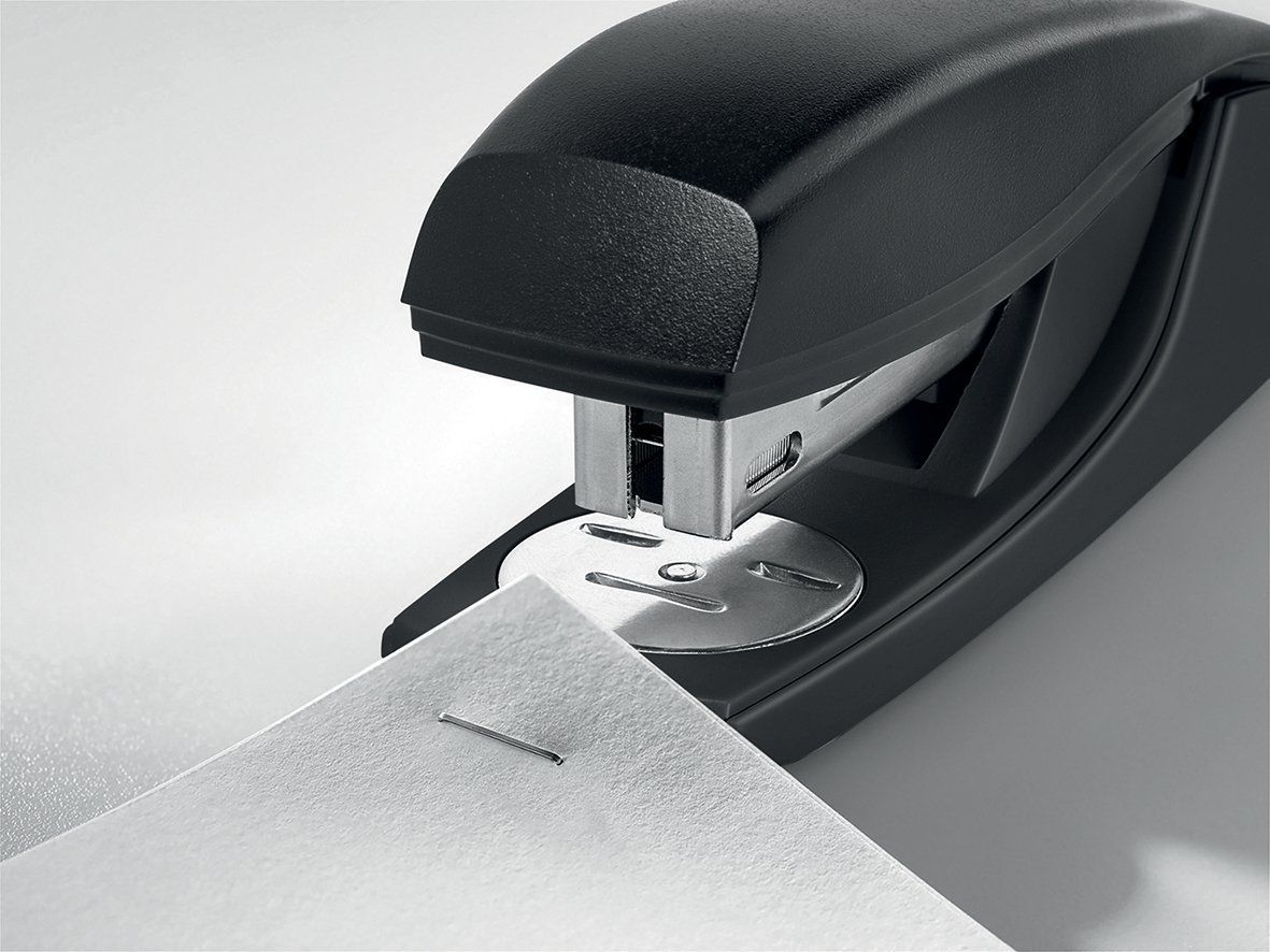Svart häftapparat för Leitz Recycle halvstapel med 30 ark