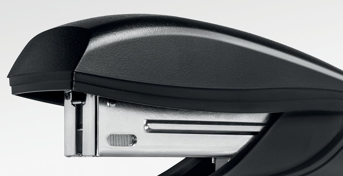 Svart häftapparat Leitz Recycle för halvstaplar med 30 ark