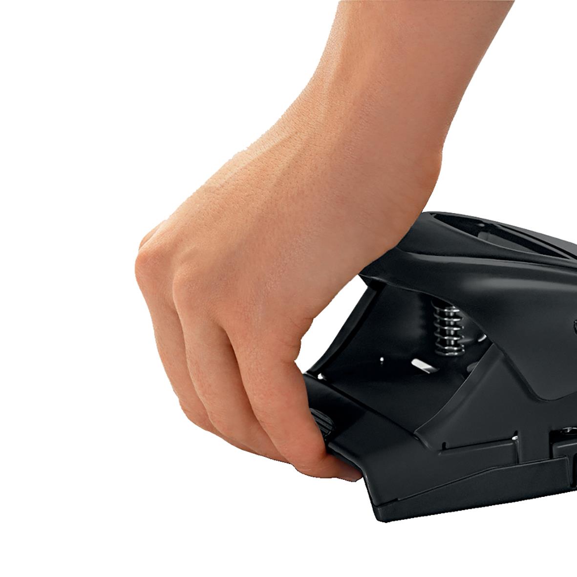 Hand som använder en svart Leitz Recycle hålslagare