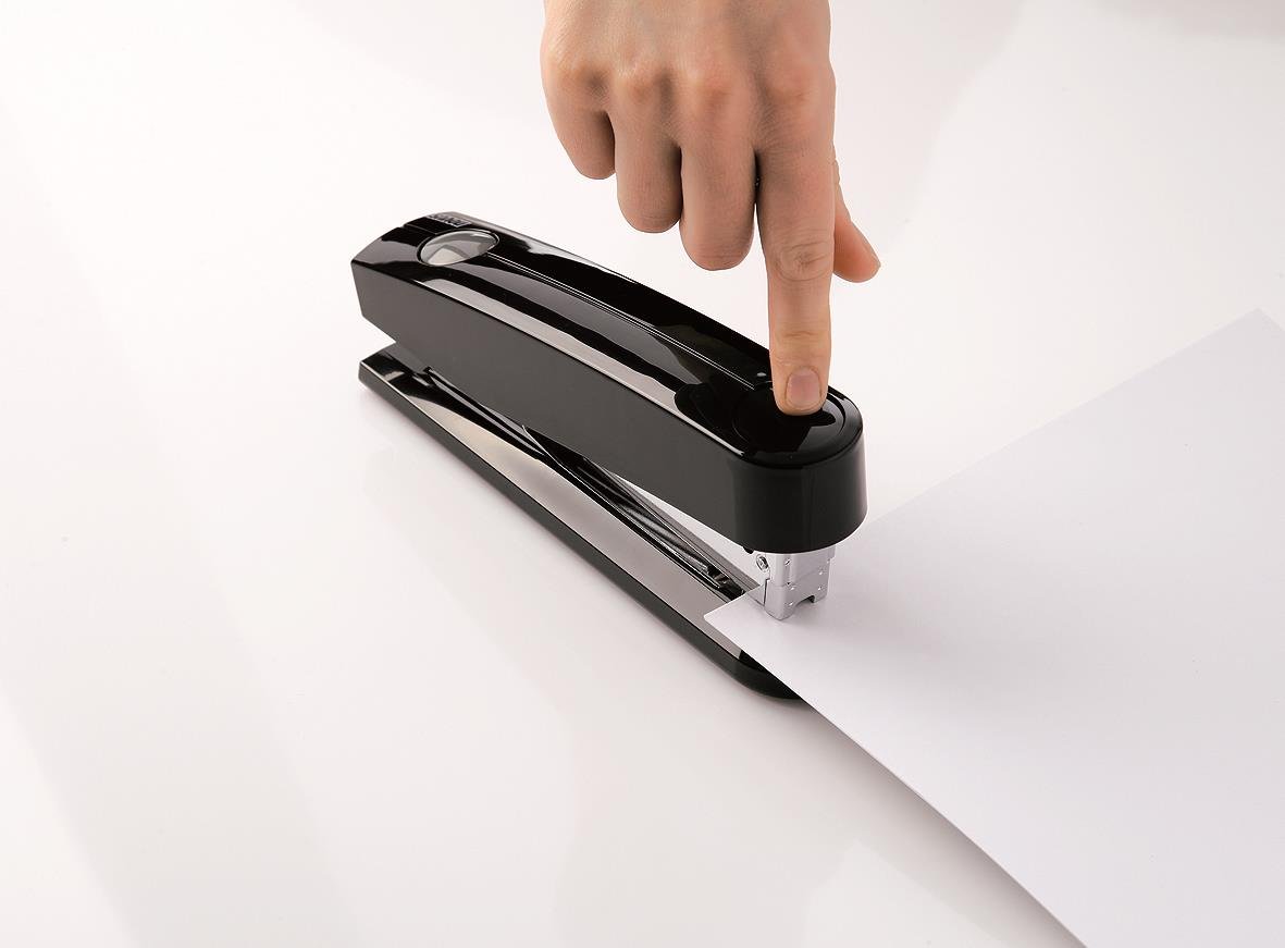 Svart häftapparat som häftar 30 ark papper