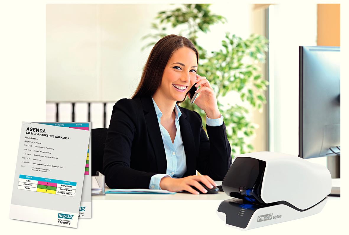 Kvinna använder en elhäftare Rapid 5025E för att fästa papper i ett kontorsmiljö