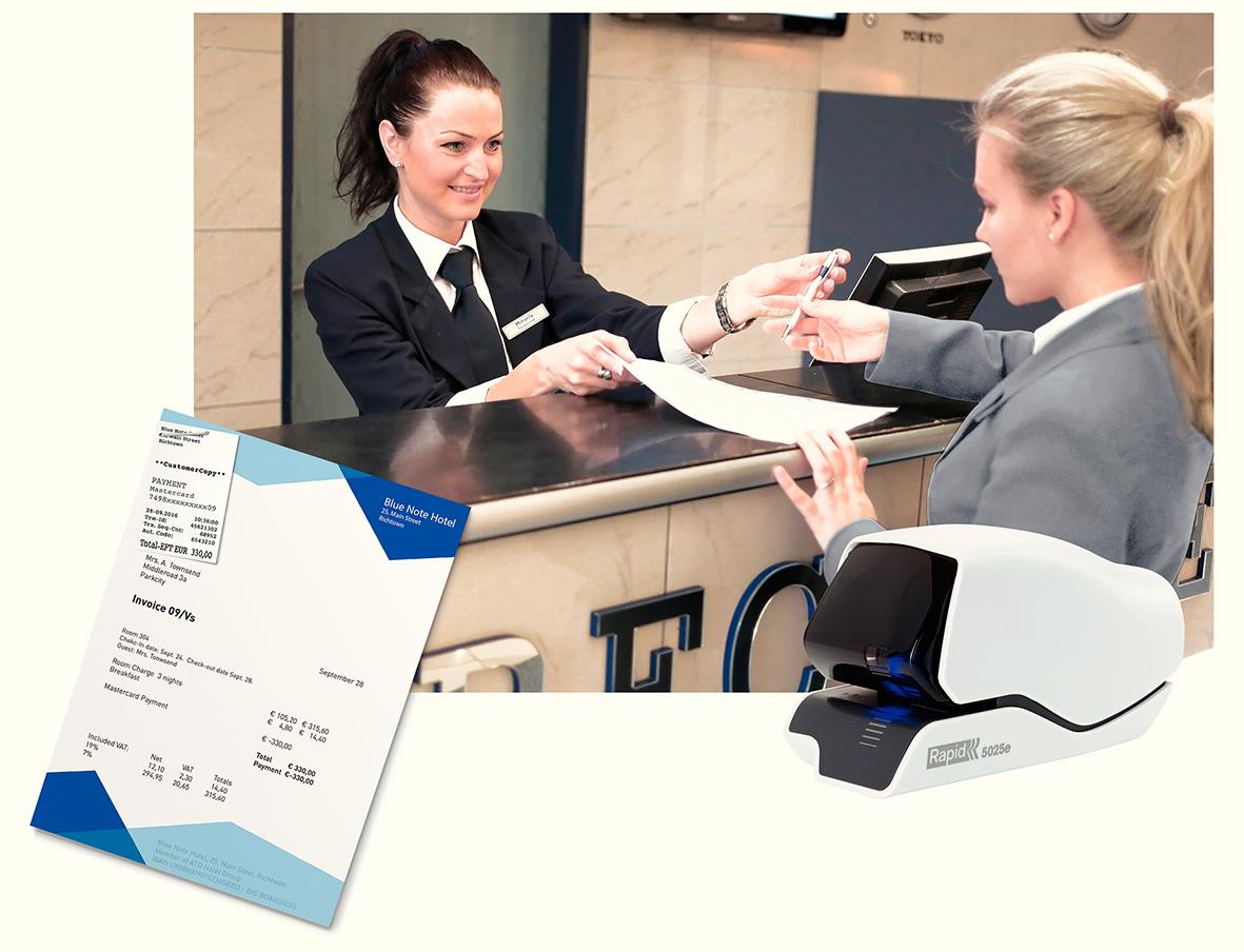 Kvinna som använder en elhäftare för att fästa papper vid receptionen