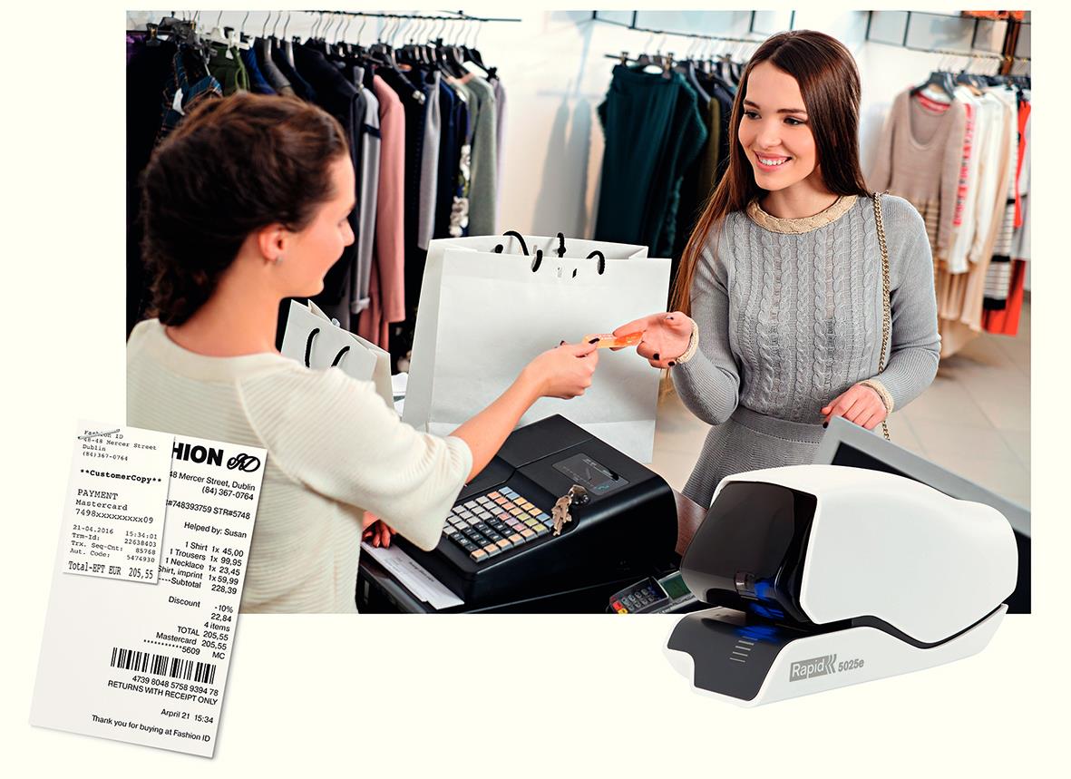 Kvinna betalar med kort för en elhäftare Rapid 5025E Flat Clinch 25 Ark Vit i en butik