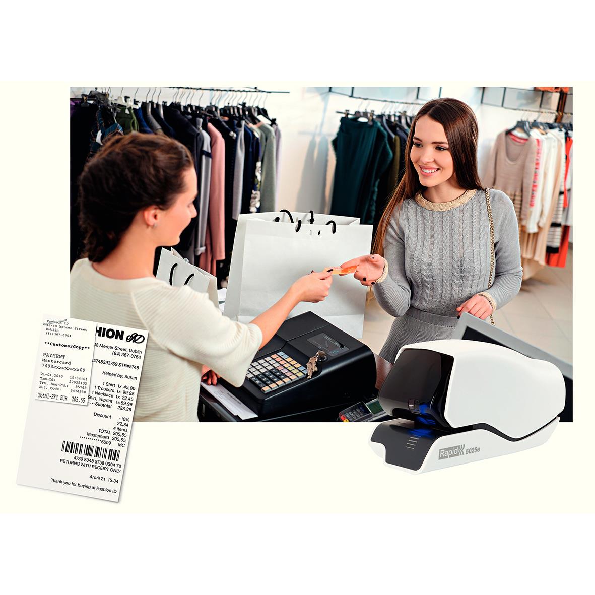 Kvinna betalar med kort för en elhäftare Rapid 5025E Flat Clinch 25 Ark Vit i en butik