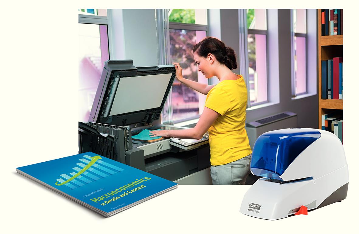 Kvinna använder en blå och vit häftapparat på ett kontor med böcker och fönster i bakgrunden