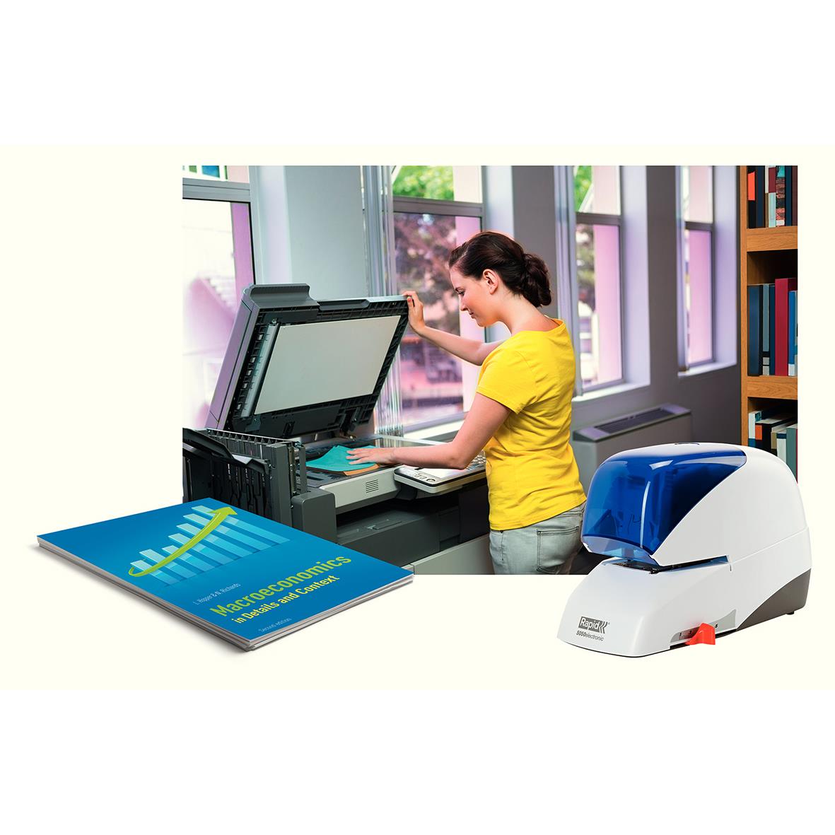 Kvinna använder en blå och vit häftapparat på ett kontor med böcker och fönster i bakgrunden