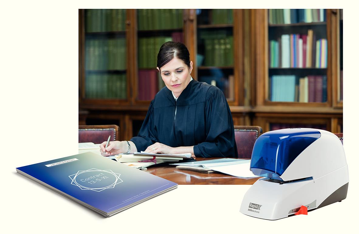 Kvinna använder en blå och vit häftapparat på ett skrivbord med böcker i bakgrunden