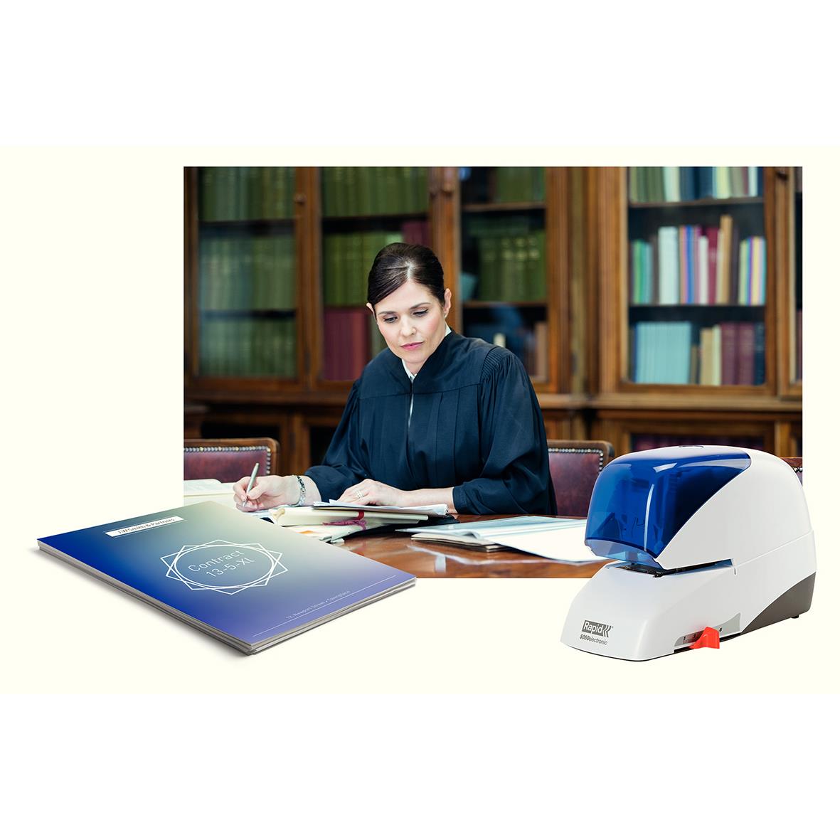 Kvinna använder en blå och vit häftapparat på ett skrivbord med böcker i bakgrunden