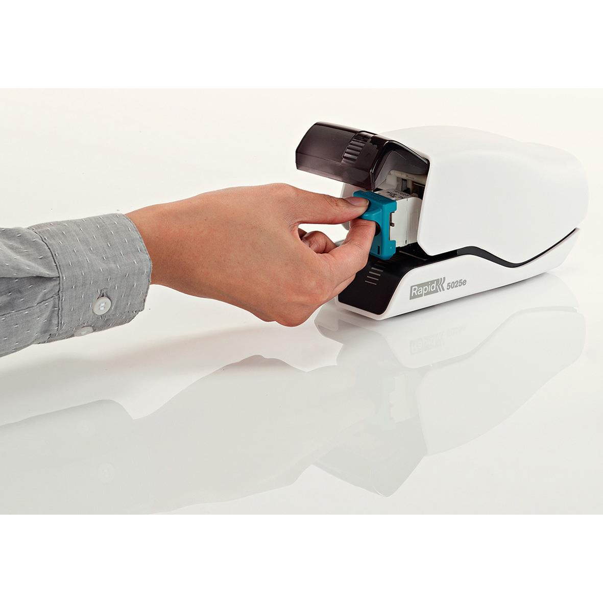 Person som fyller på häftklammerkassett Rapid 5020E/5025E