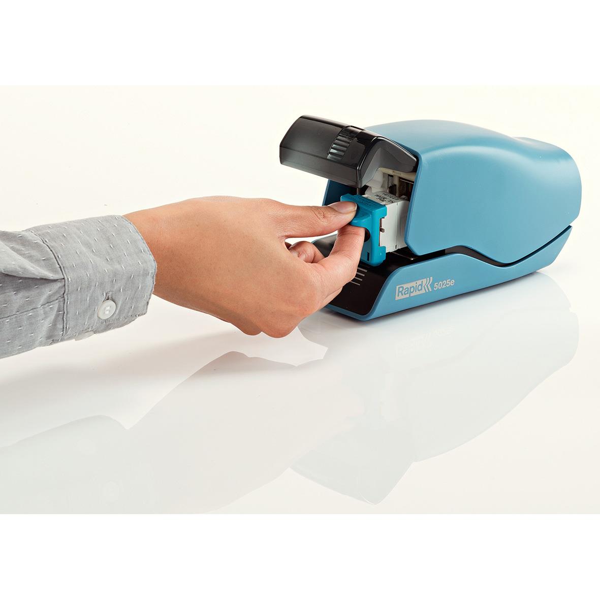 Person som fyller på häftklamrar i Rapid 5020E/5025E häftklammerkassett