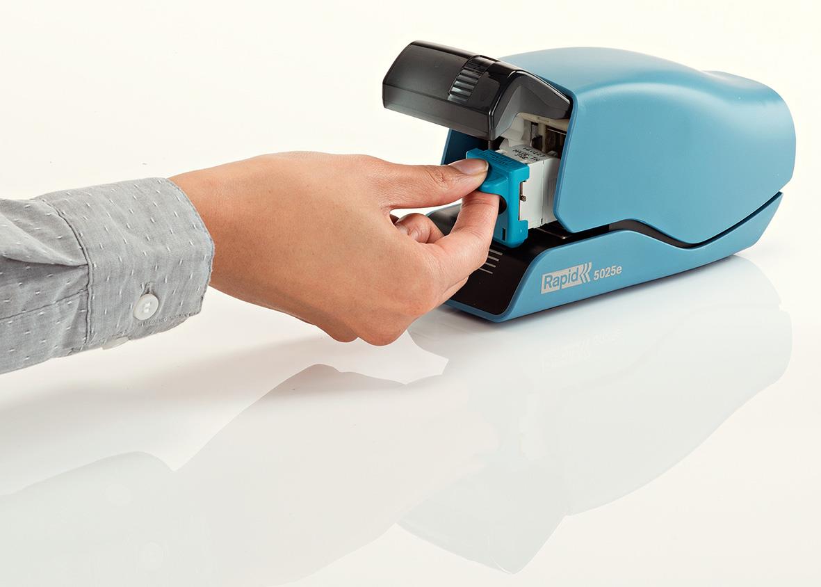 Person som fyller på häftklamrar i Rapid 5020E/5025E häftklammerkassett