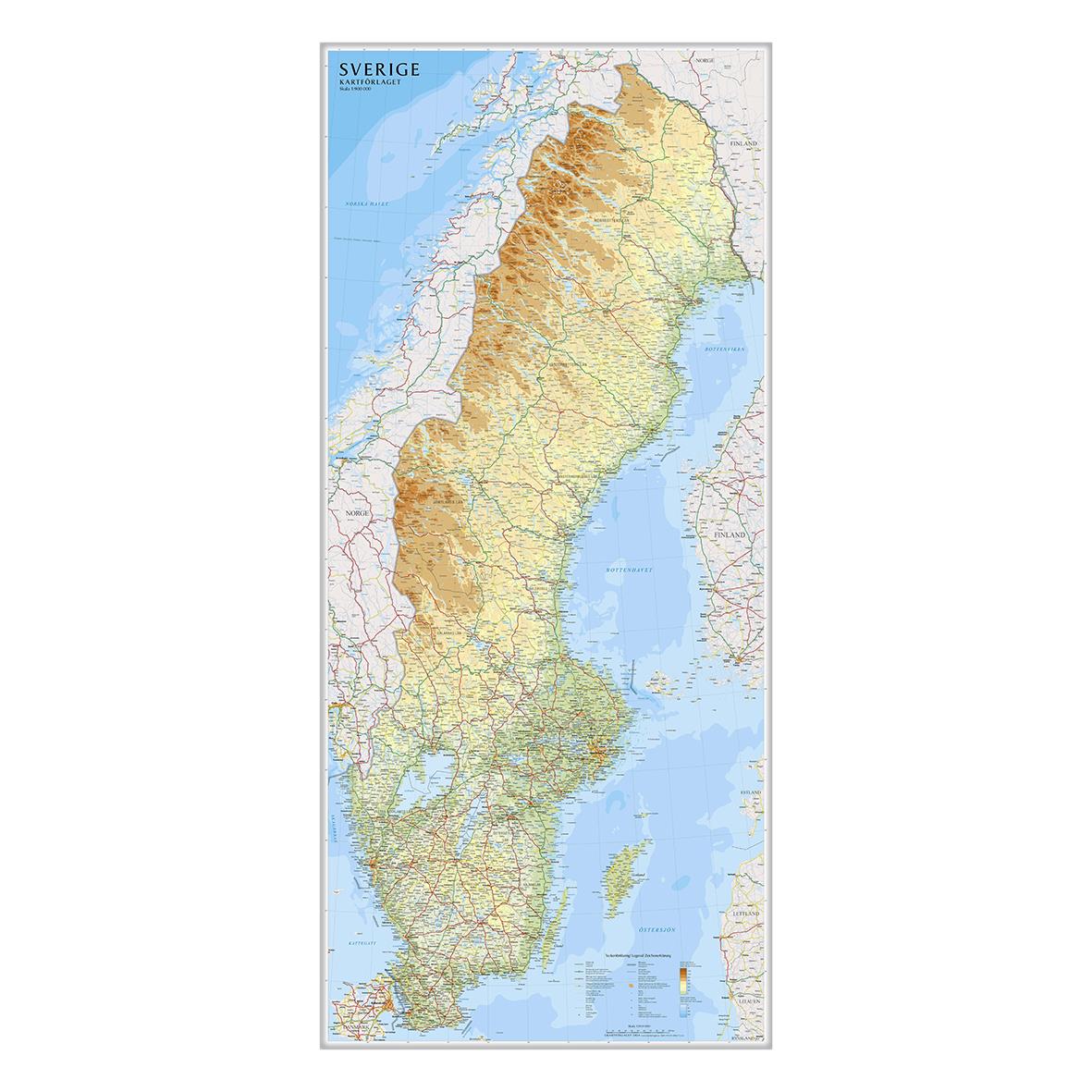 Stor väggkarta över Sverige med topografi och vägnät i skala 1:900 000, mått 79x176cm