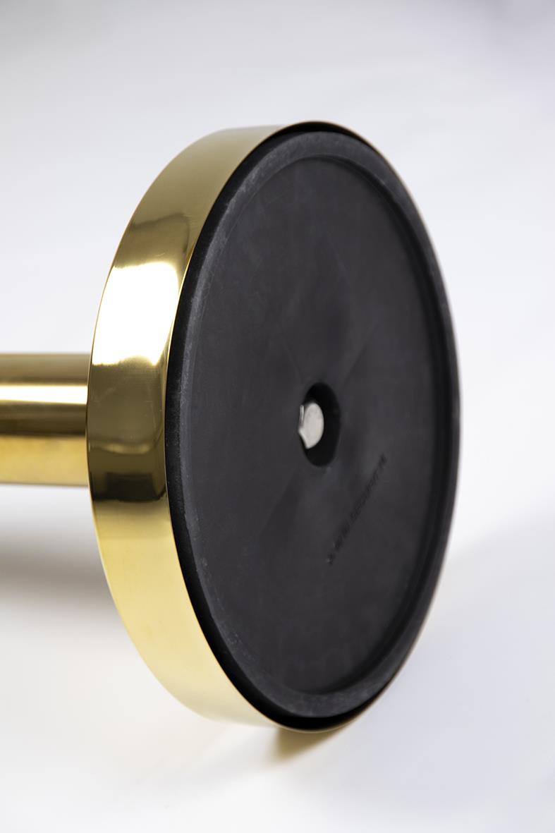 Guld-askkoppsset med svart botten och stång i guldfärg, stående design