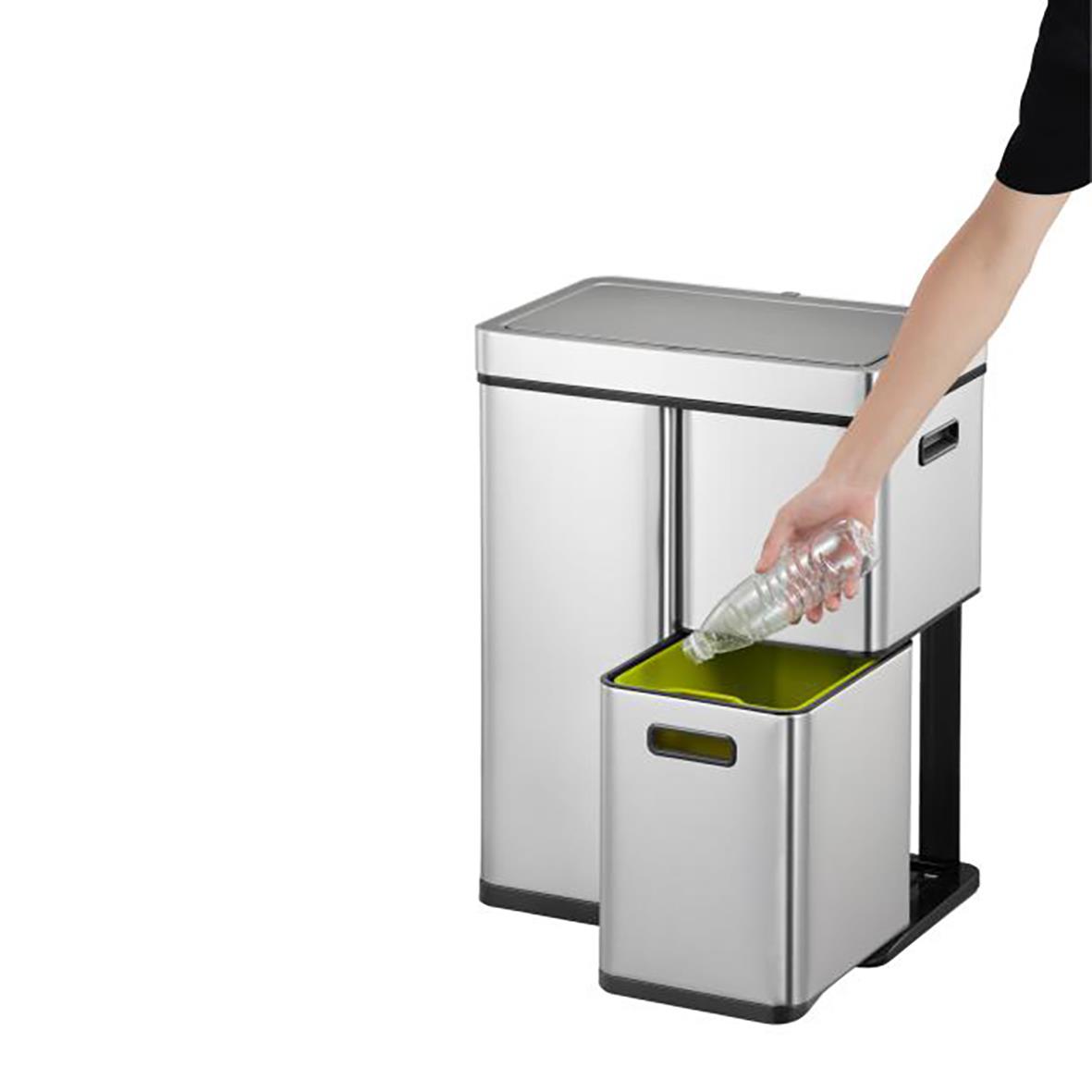 Återvinningskärl EKO Recycle Mirage Plus med sensor, rostfritt stål, 30+15+15L, person som tömmer med plastflaska