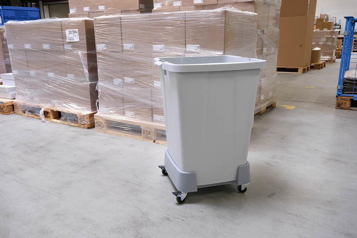 Vagn Durable för Durabin 90 i lager i lagerlokal med pallar och kartonger