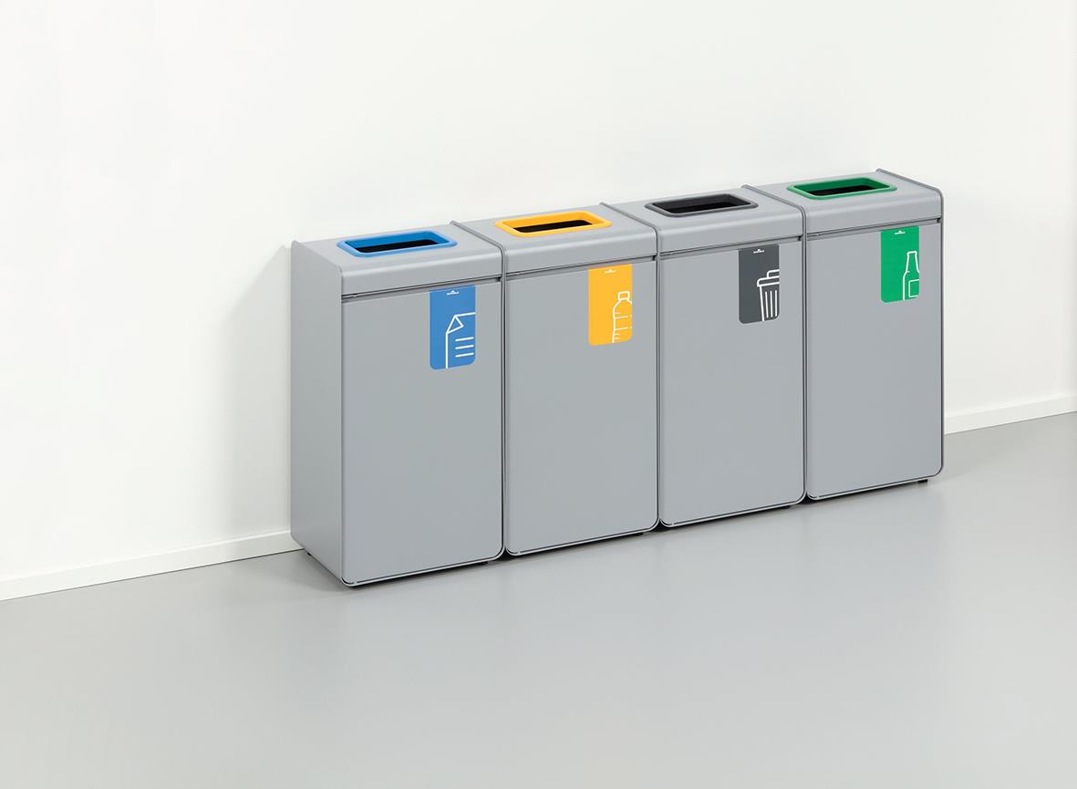Fyra återvinningskärl i grått och lila med färgkodade lock för plastförpackningar
