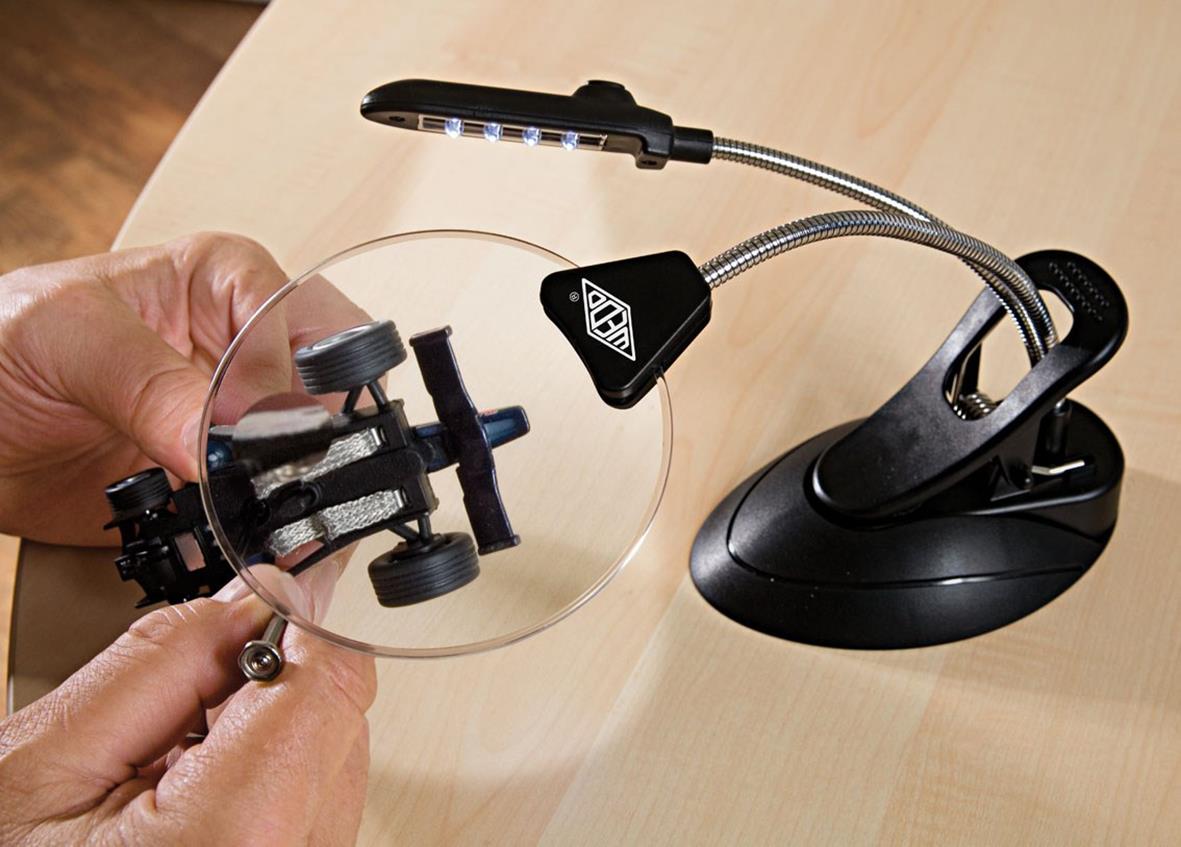 Förstoringsglas Wedo bordsmodell med LED-ljus, 13x10x33cm, används för förstoringsändamål.