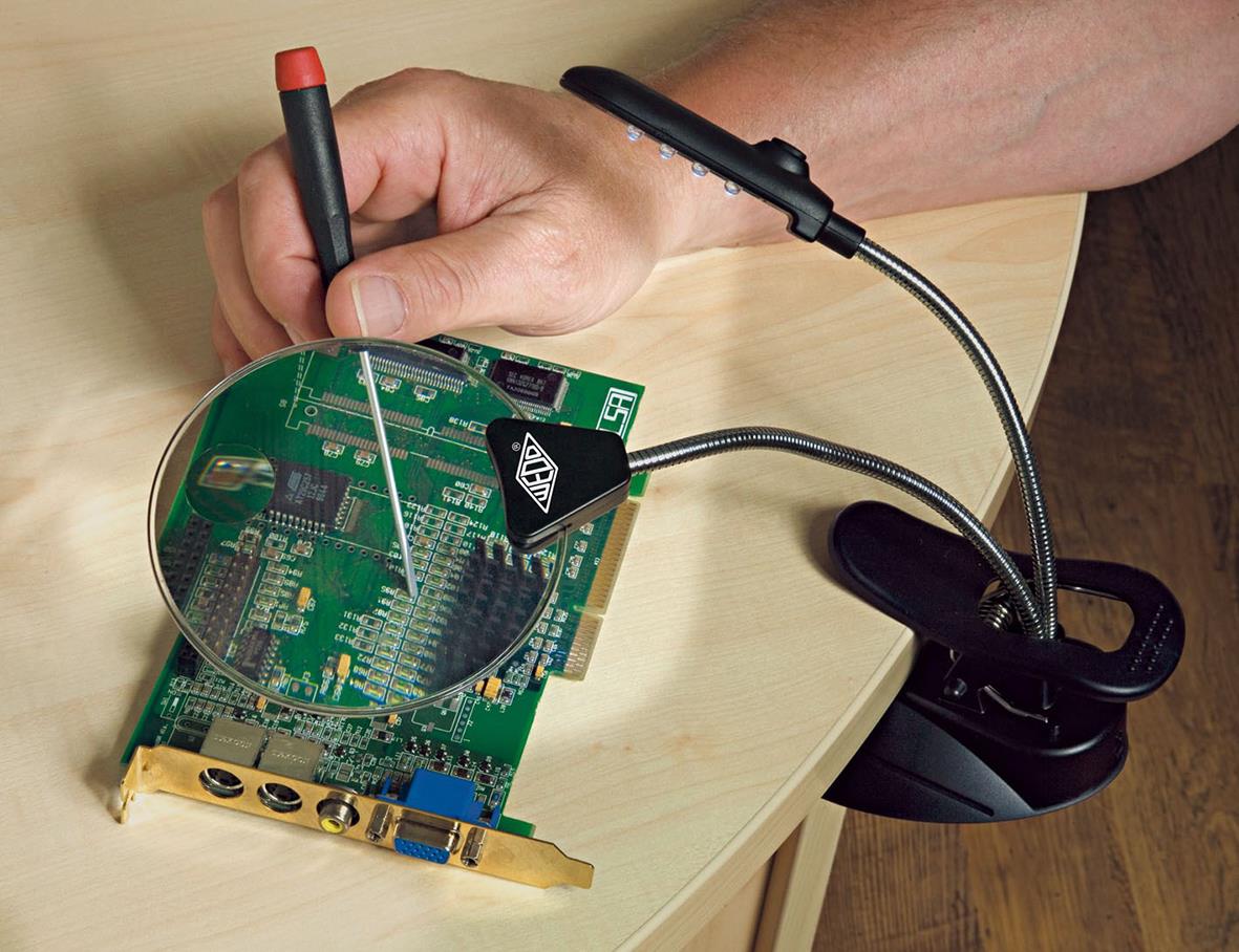 Förstoringsglas Wedo Bordsmodell med LED-ljus som används för att se små detaljer på ett kretskort