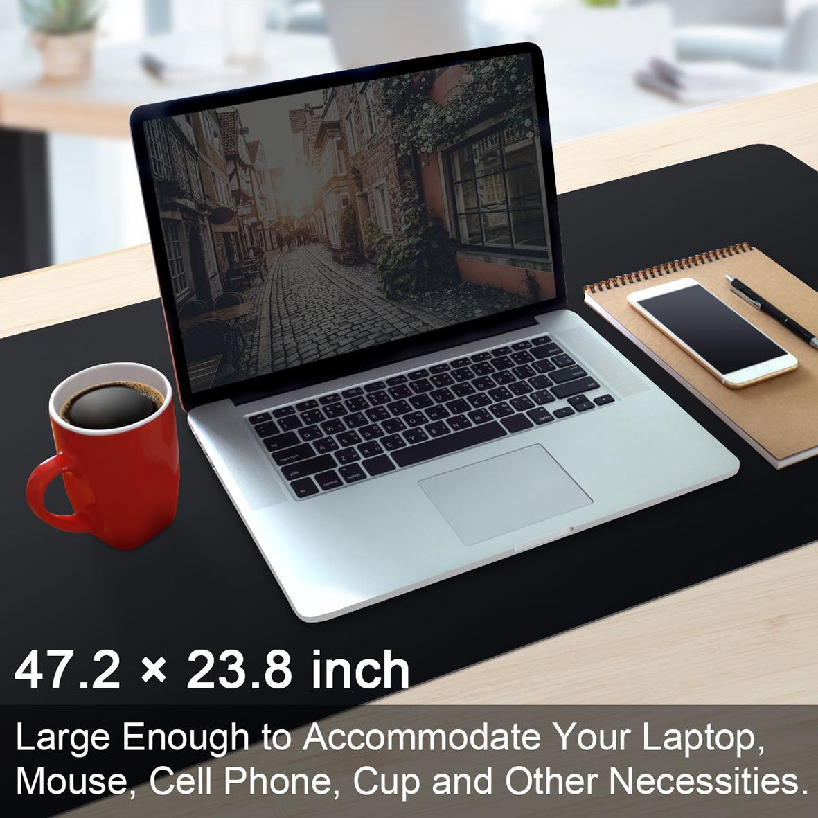" Kozo Dubbelsidig svart 90x43cm på skrivbord med laptop, telefon och kopp kaffe"