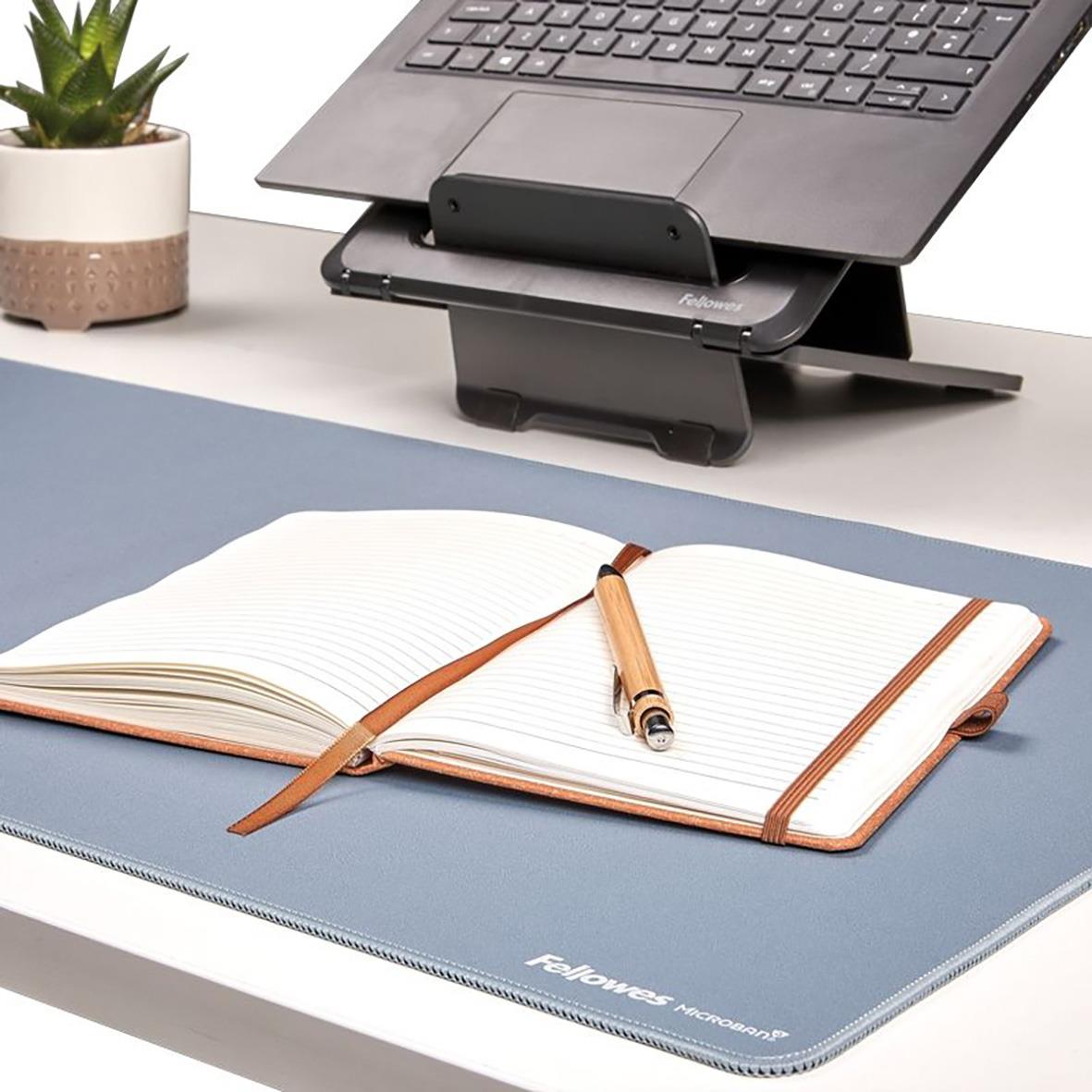Blått skrivbordsunderlägg Fellowes Breyta 80x40x0,25cm med anteckningsbok och penna