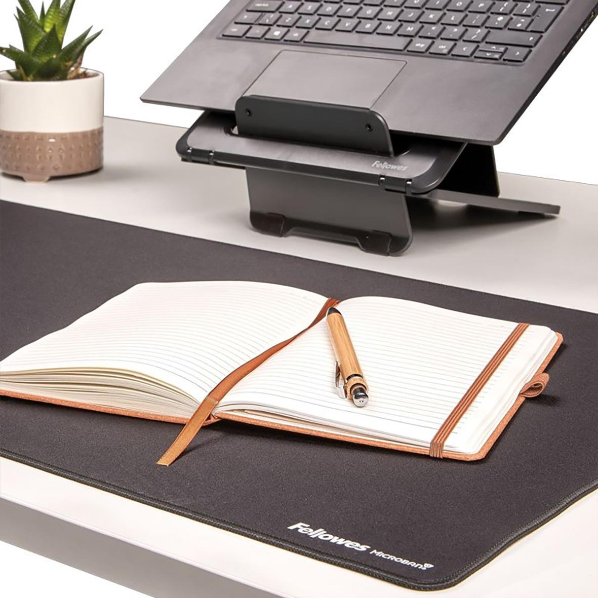 Blått skrivbordsunderlägg Fellowes Breyta 80x40x0,25cm med anteckningsbok och penna