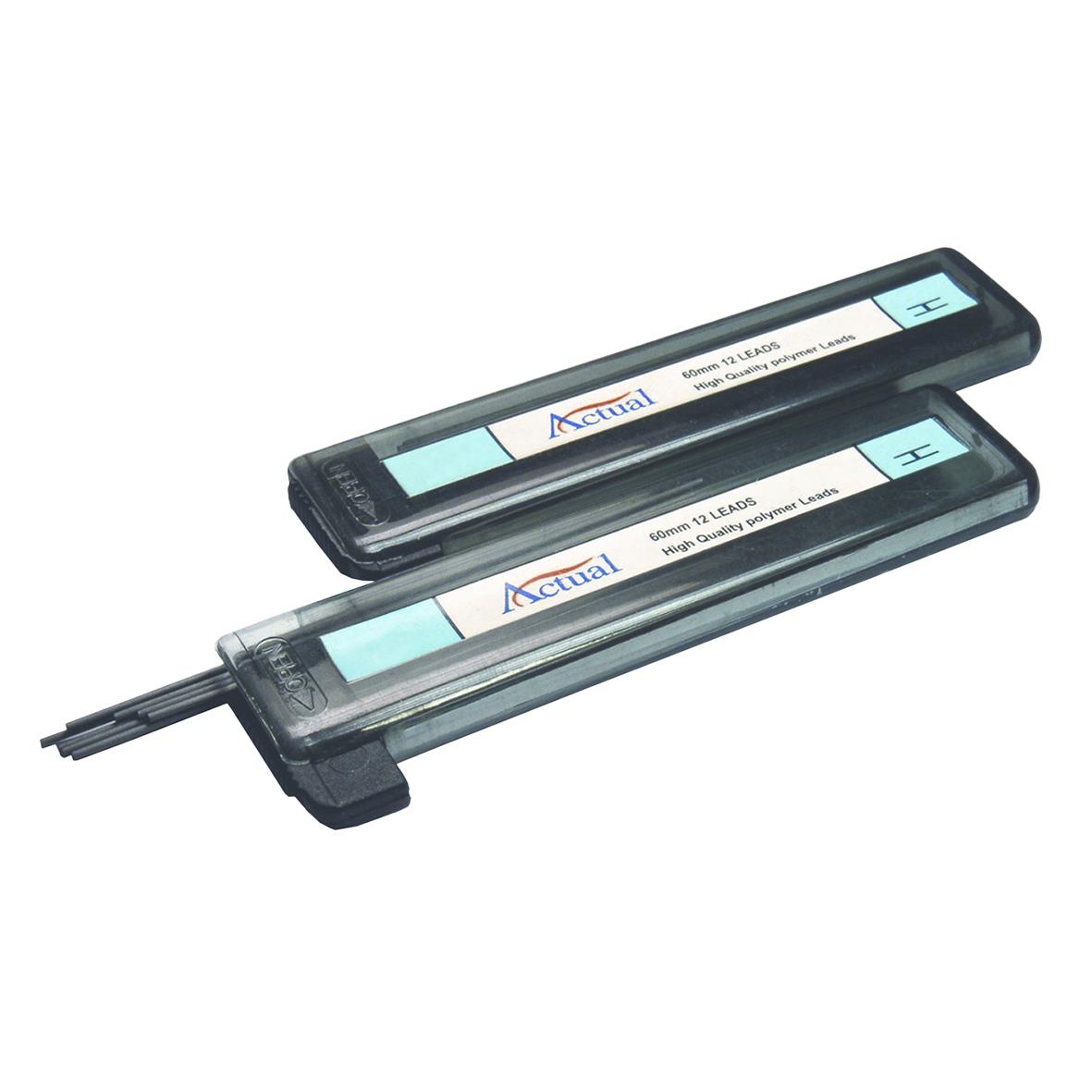 Två blyertsstift 0,5 H i plastfodral, en med utstickande blyertspenna