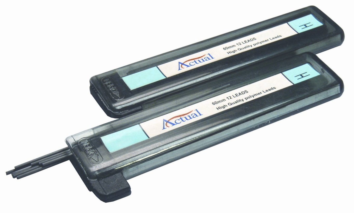 Två blyertsstift 0,9 HB i plastfodral