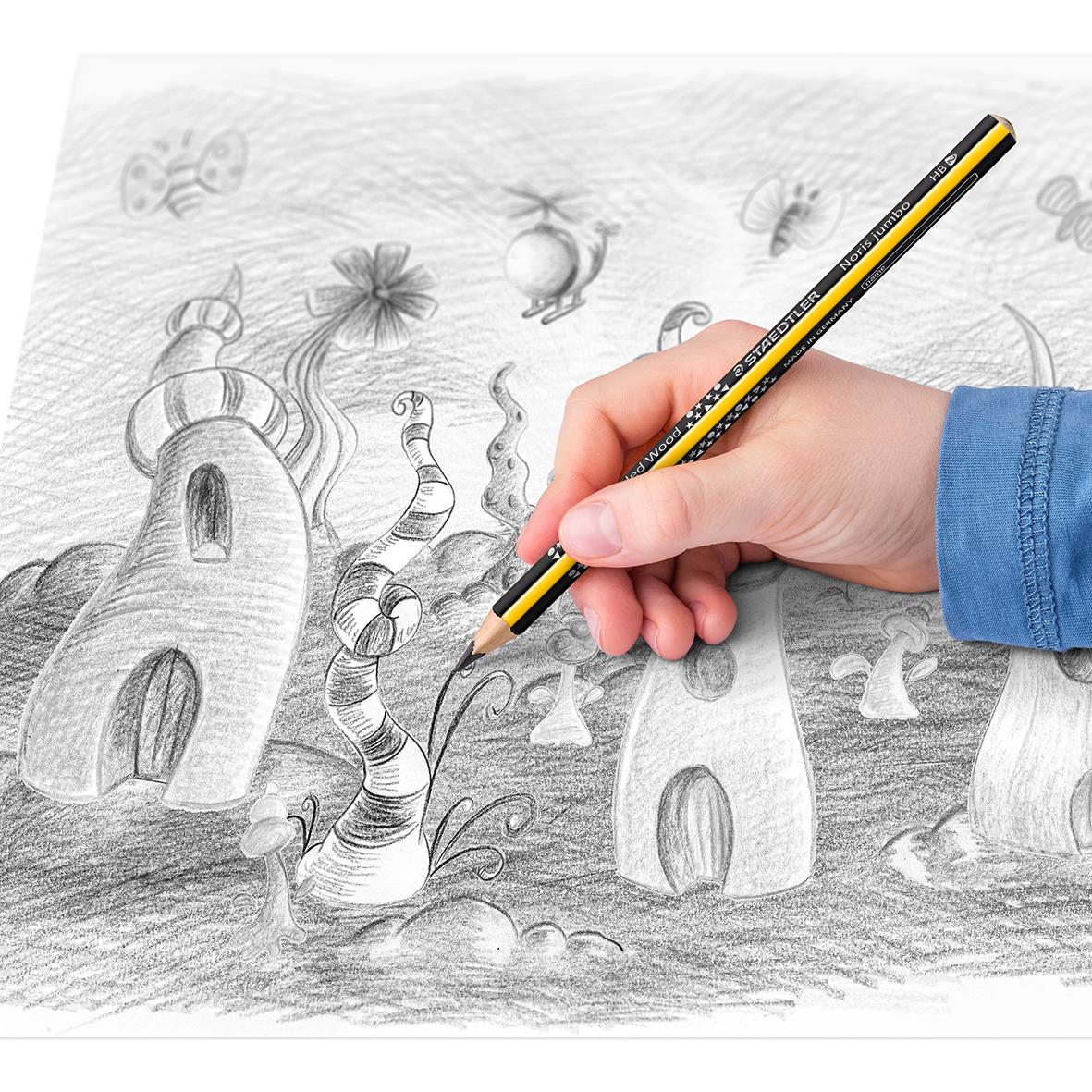 Barn hand som ritar med Blyertspenna Staedtler Noris Jumbo 119 HB på en fantasifull teckning av hus och växter