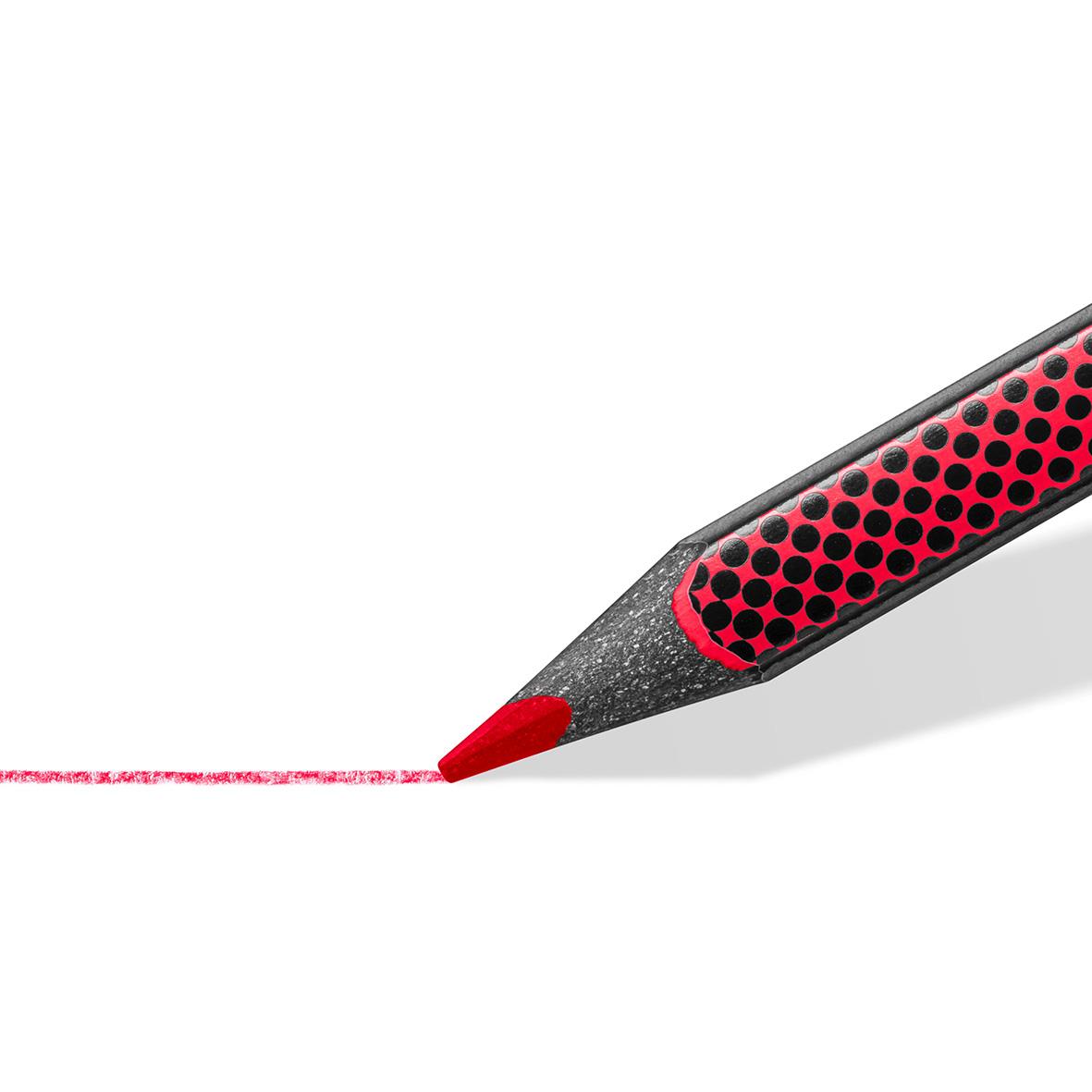 Röd färgpenna med svart och röd prickig design som skriver en röd linje