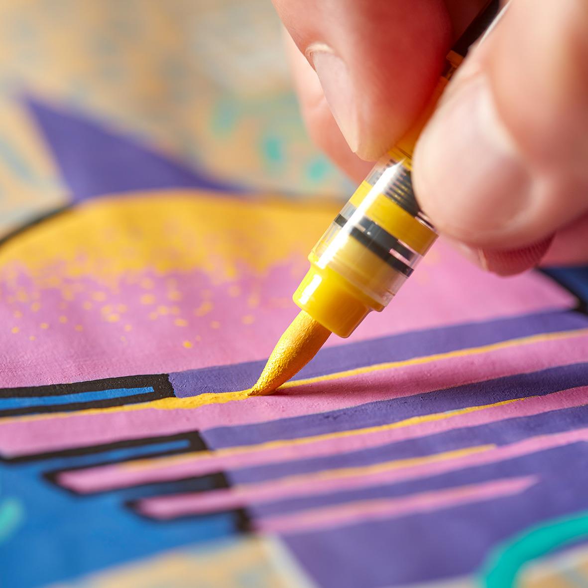 Märkpenna Sharpie Creative i olika färger med penselspets används för att skapa konst på papper