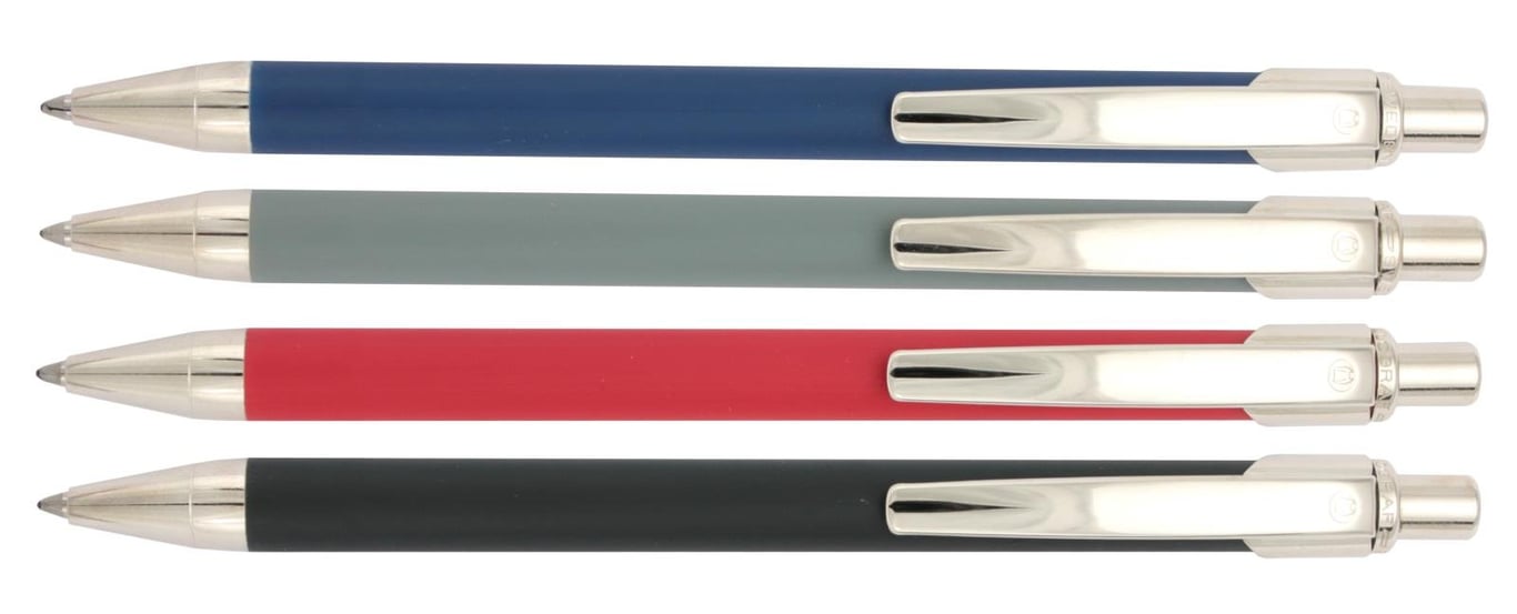 Fyra kulspetspennor i blått, grönt, rött och svart med silverdetaljer