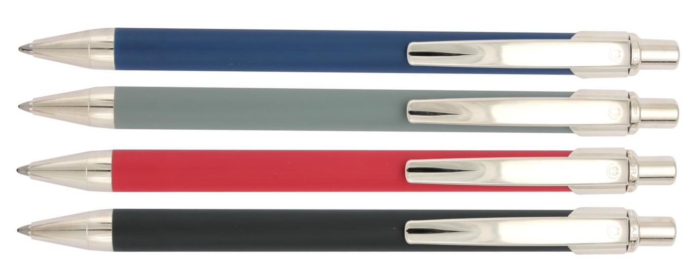 Fyra kulspetspennor i blå, grå, röd och svart färg med silverdetaljer