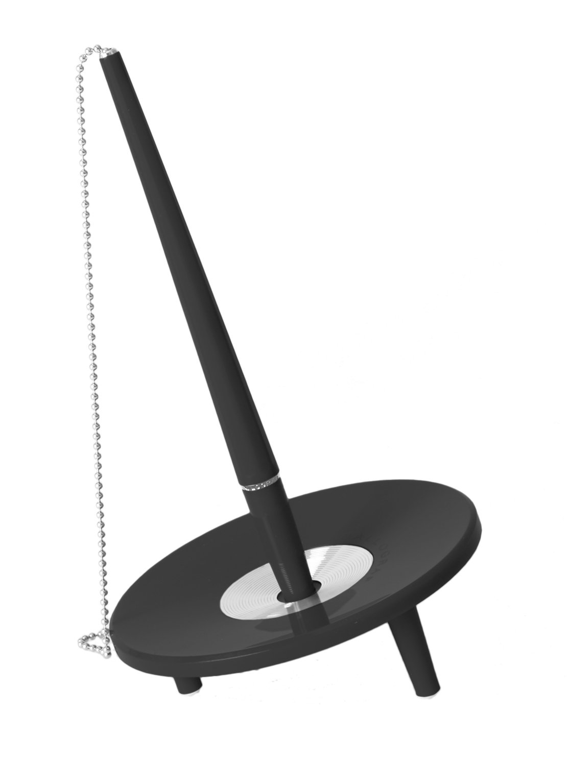 Svart kulspetspenna i en rund penhållare med kedja, designad som en skrivbordsaccessoar