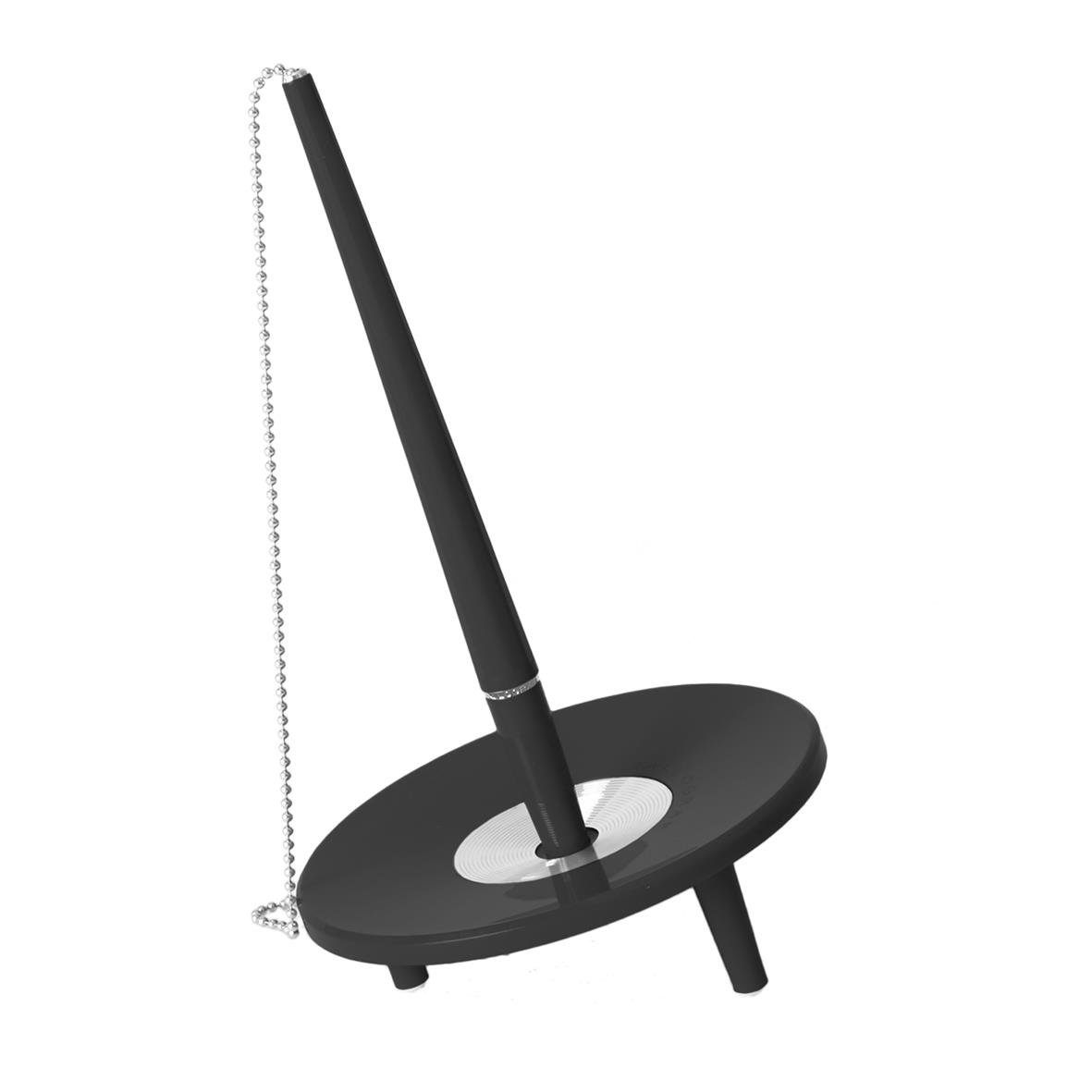 Svart kulspetspenna i en rund penhållare med kedja, designad som en skrivbordsaccessoar