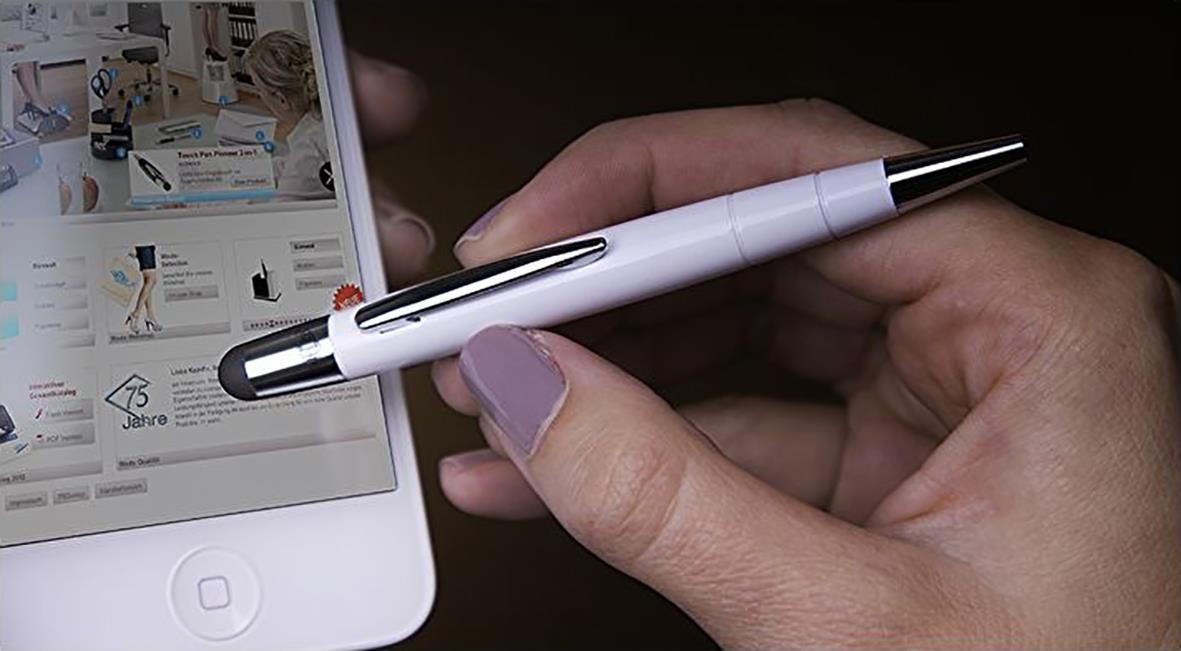 Hand som håller en vit och silverfärgad penna framför en smartphone med en skärm som visar olika bilder och texter
