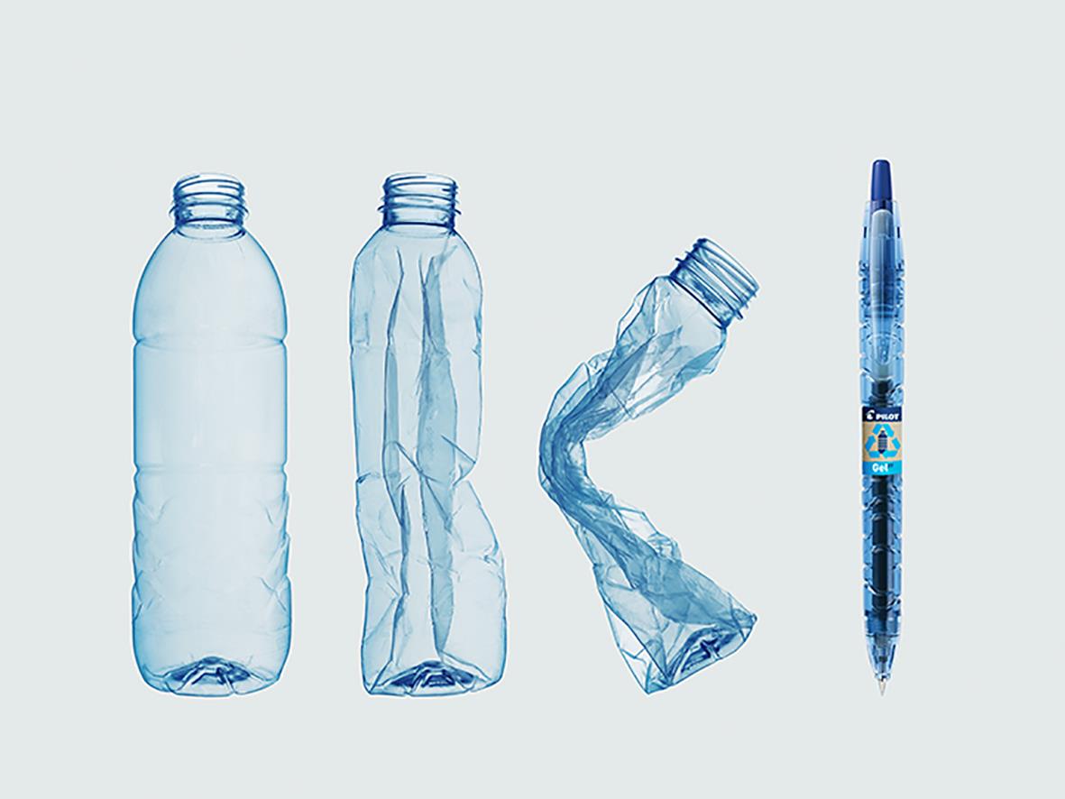 Tre tomma plastflaskor och en Pilot B2P Ecoball penna i svart 1.0