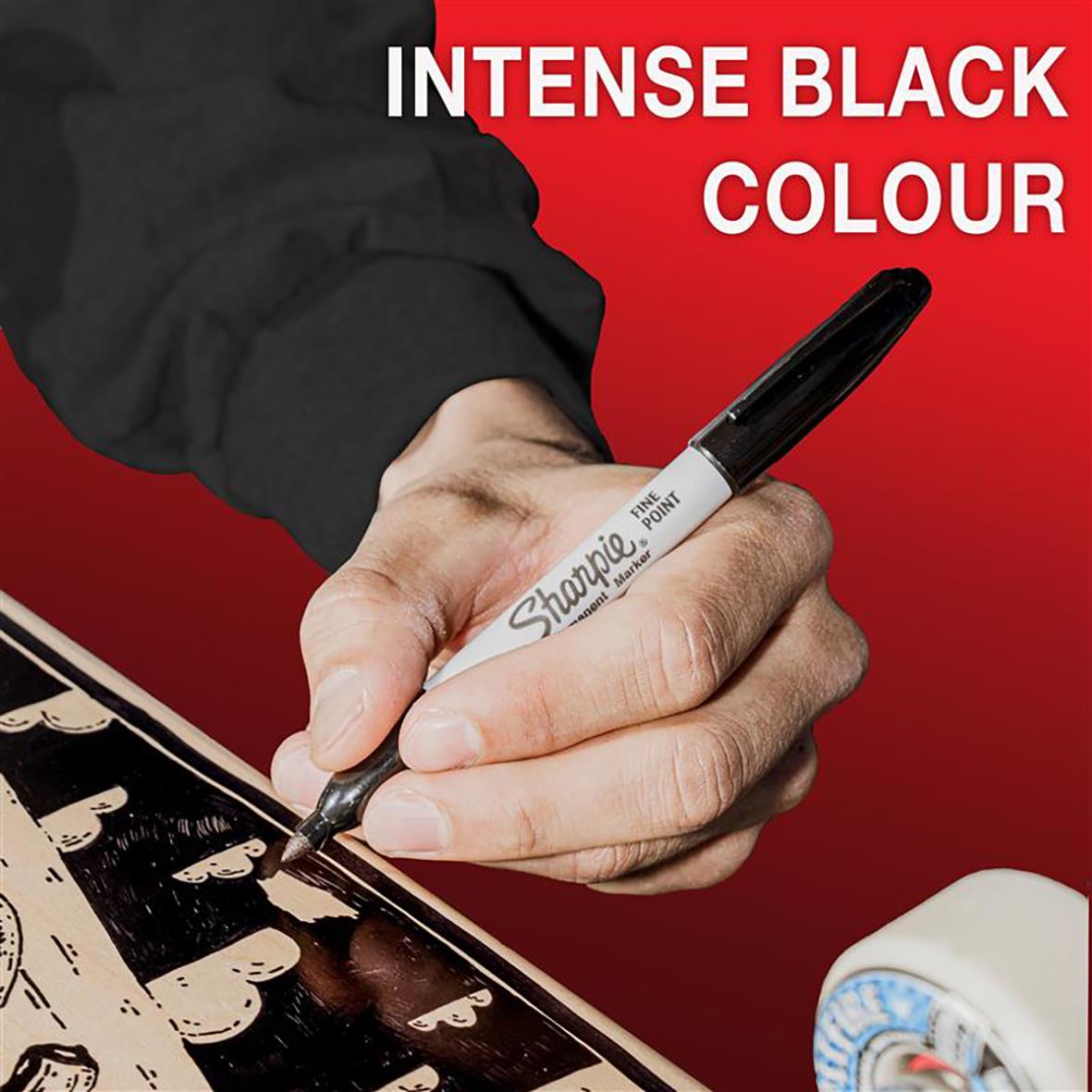 Hand som skriver med en svart Sharpie penna på en svart yta, texten Intense Black Colour i bakgrunden