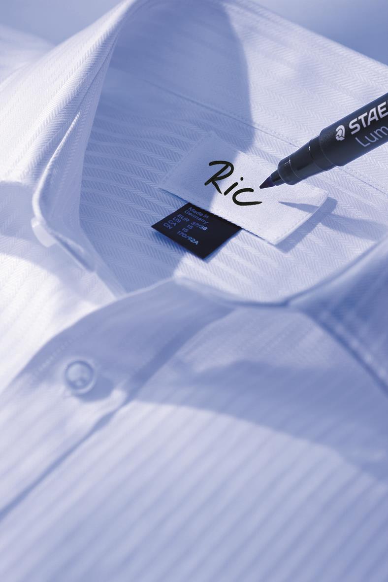 Svart textilpenna Staedtler Lumocolor skriver på en vit skjorta