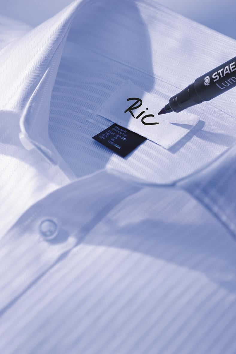 Svart textilpenna Staedtler Lumocolor skriver på en vit skjorta
