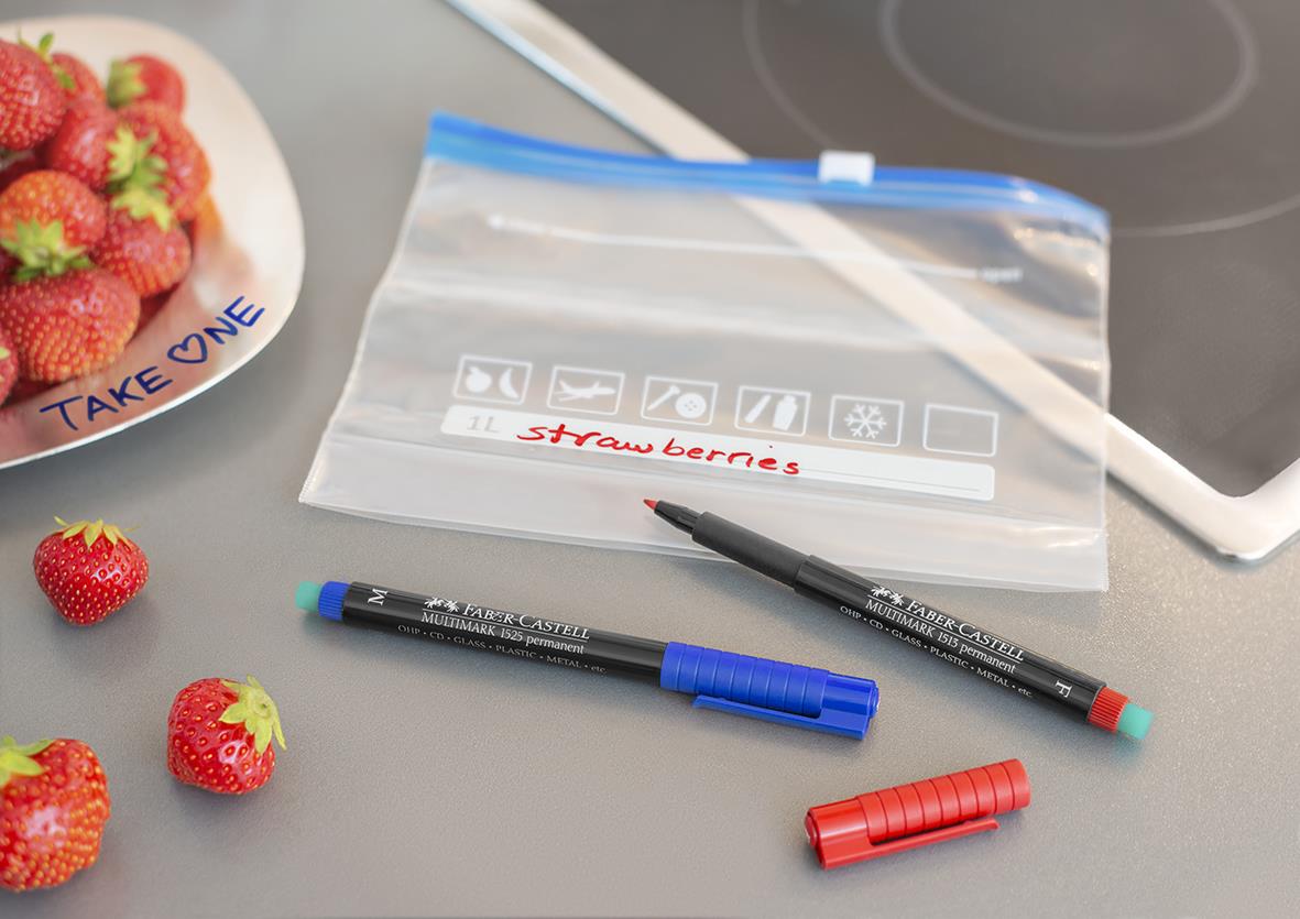 Faber-Castell Multimark permanent grön märkpenna 0,6mm i plastpåse med jordgubbar bredvid