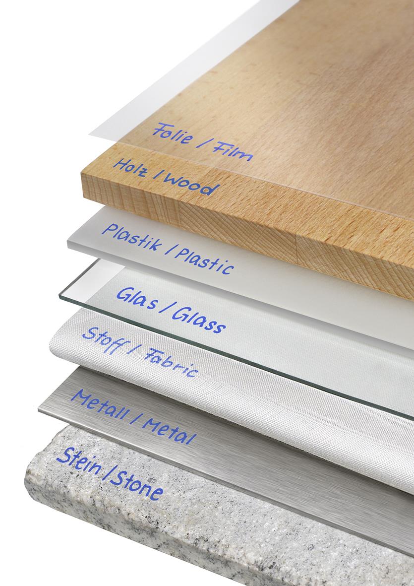 Flera olika material som trä, plast, glas, tyg, metall och sten med märkpenna