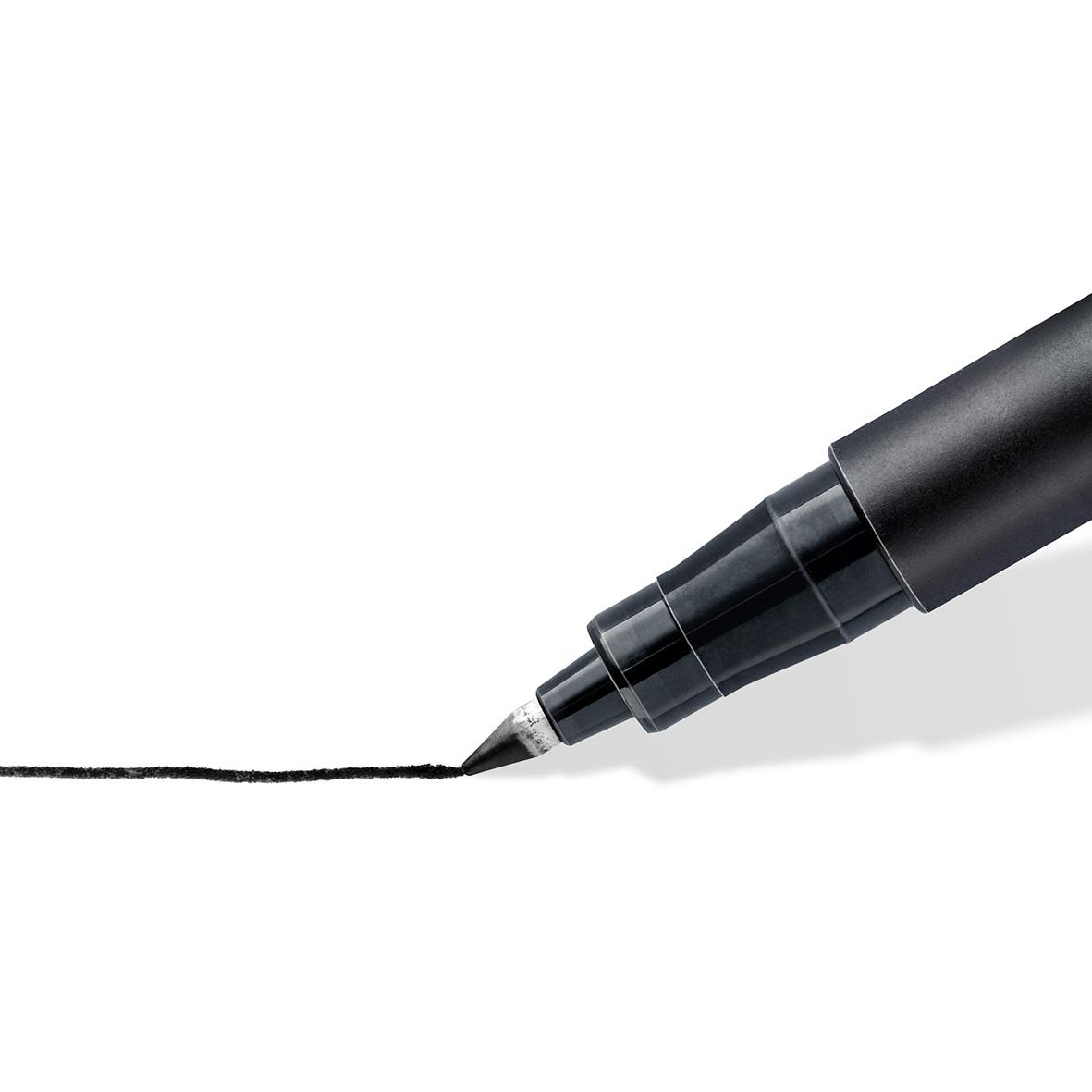 Svart permanent penna Staedtler Lumocolor 318 med 0,6mm spets, skriver på papper