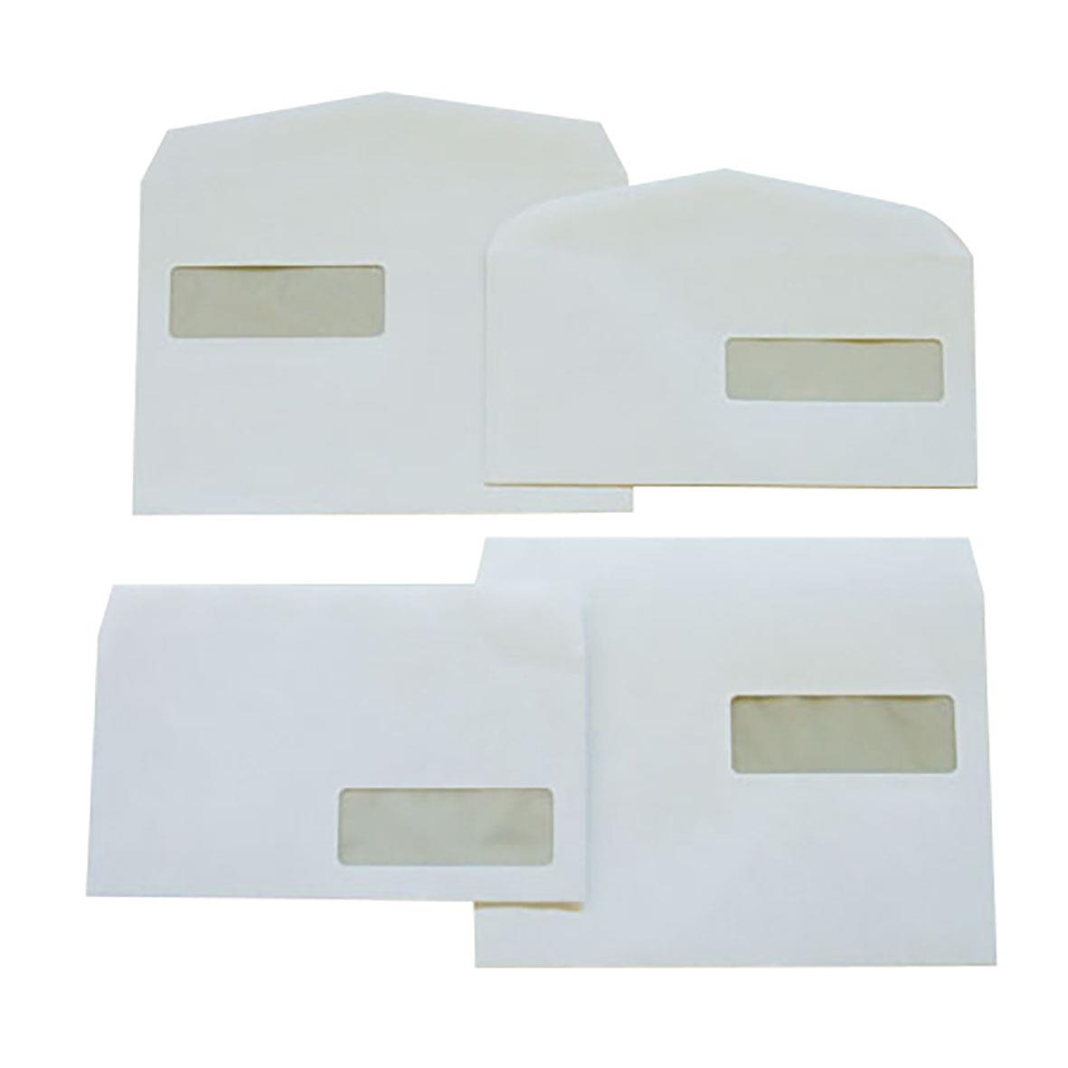 Fyra vita kuvert med fönster, olika storlekar, på en ljus bakgrund