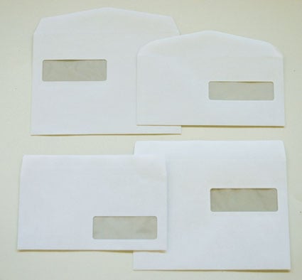 Fyra vita kuvert av typen Sober C5 V2 FH med fönster, olika storlekar, på en ljus bakgrund